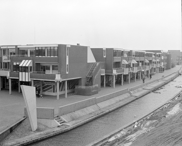885155 Gezicht op het winkelcentrum aan de Hondsrug te Utrecht, met links een betonnen kunstwerk.